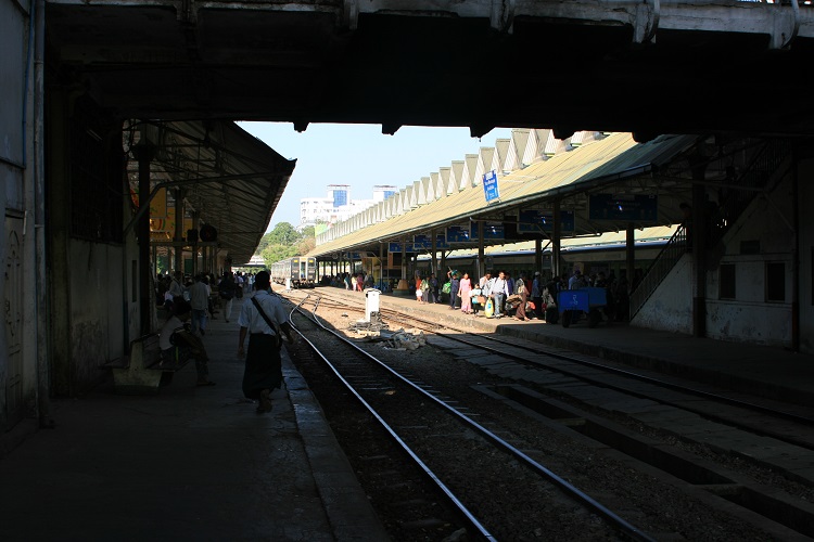 περιμένοντας το τρένο στον κεντρικό σ.σ της Yangon