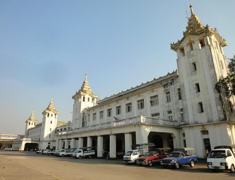 Ο κεντρικός σιδηροδρομικός σταθμός της Yangon