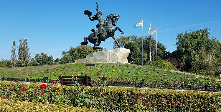 Άγαλμα στην κεντρική πλατεία του Ρώσου στρατηγόυ Αλεξάντερ Βασίλιεβιτς Σουβόροφ. 