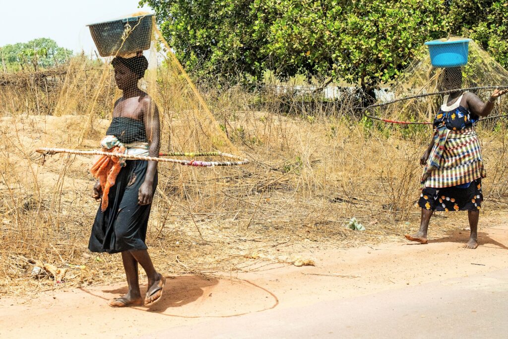 Γυναίκες που επιστρέφουν από το ψάρεμα στον Ποταμό Geba