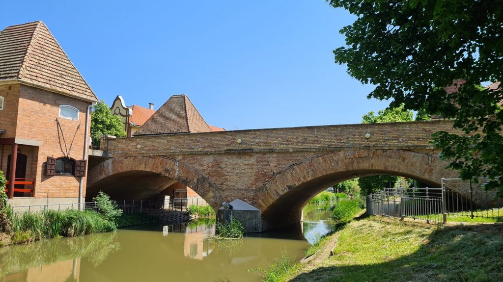 Η πέτρινη γέφυρα Kapus-híd με τις 2 καμάρες χτίστηκε το 1816. Η γέφυρα αυτή πάνω από το ποτάμι Fehér-Körös παλιά ήταν σταθμός διοδίων. 